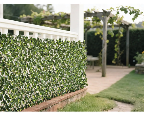 Dekorative grüne Laubmatte als Sichtschutz im Garten.