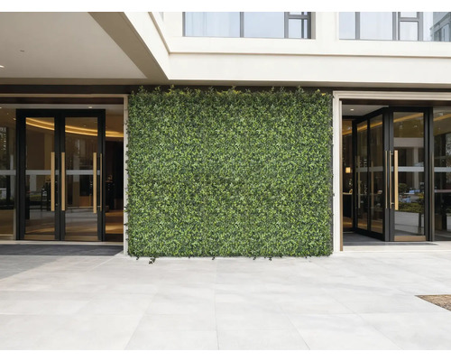 Façade avec haie artificielle et entrée avec portes vitrées