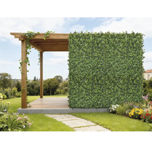 Jardin avec pavillon en bois et haie artificielle pour l'intimité