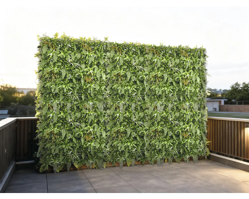 Grand mur végétal vert sur une terrasse carrelée