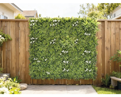 Dekoratives grünes Paneel mit weißen Blüten an einem Holzzaun