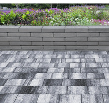 Graue Pflastersteine und Mauersteine im Garten.