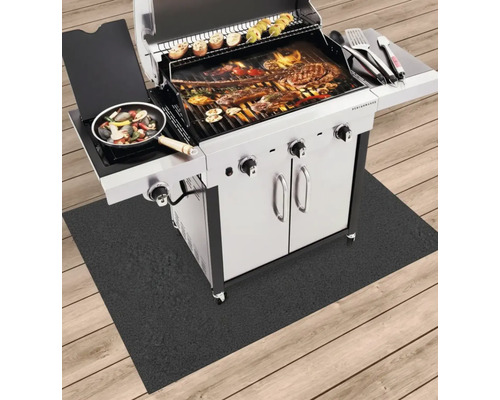 Barbecue avec des aliments sur un tapis de barbecue