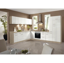 Helle Küche mit weißen Schränken und Holzarbeitsplatten