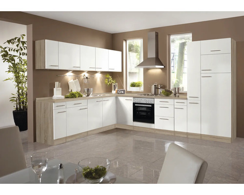 Helle Küche mit weißen Schränken und Holzarbeitsplatten