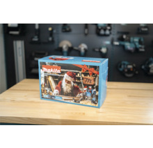 Calendrier de l'Avent Makita 2025 sur une table en bois