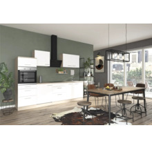 Moderne Küche mit Esstisch und Stühlen in einem hellen Raum.