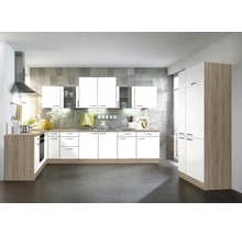 Cuisine moderne avec des armoires blanches et des détails en bois pour une ambiance claire et organisée.