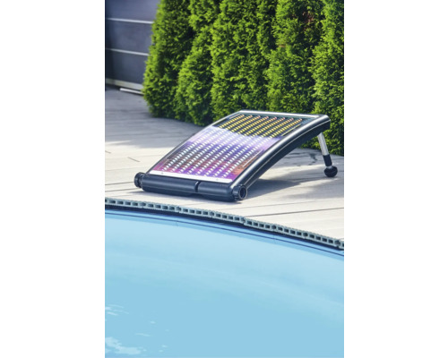 Chauffage solaire de piscine à côté d'une piscine