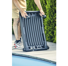 Personne portant un absorbeur solaire pour le chauffage de piscine