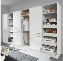 Weiße Schrankwand mit Regalen, Kleiderstange und Auszügen für Ordnung und Aufbewahrung