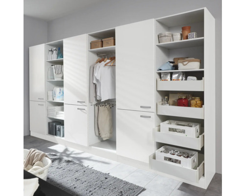 Weiße Schrankwand mit Regalen, Kleiderstange und Auszügen für Ordnung und Aufbewahrung