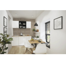 Cuisine claire avec coin repas, armoires blanches et table en bois