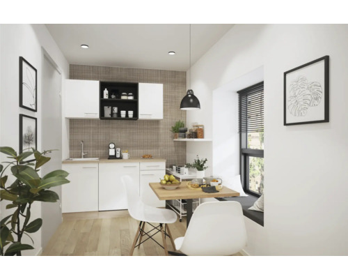 Cuisine claire avec coin repas, armoires blanches et table en bois