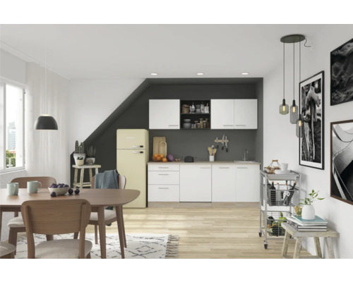 Heller Essbereich mit Tisch, Stühlen, Küchenzeile und Kühlgerät in einem geräumigen Interieur.