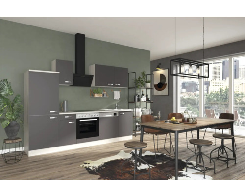 Moderne Küche mit Esstisch und Stühlen in einem hellen und geräumigen Ambiente.