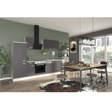 Cuisine lumineuse avec table à manger et chaises