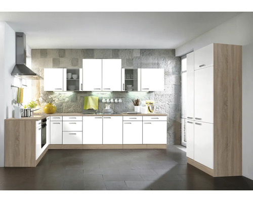 Moderne Küche mit weißen Schränken und Holzelementen, ausgestattet mit Dunstabzugshaube und Küchengeräten.