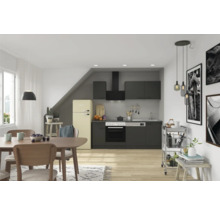 Helle Küche mit Esstisch und Elektrogeräten