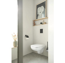 Salle de bains lumineuse avec WC suspendu, étagère et éléments décoratifs