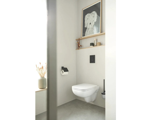 Salle de bains lumineuse avec WC suspendu, étagère et éléments décoratifs