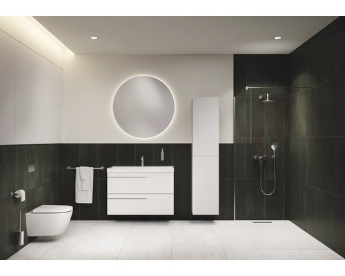 Salle de bains moderne avec toilettes, meuble-lavabo, armoire de toilette et douche