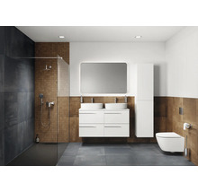 Salle de bains moderne avec douche, double vasque, miroir et toilettes.