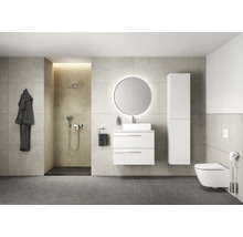 Salle de bain moderne avec douche, lavabo, miroir, armoire haute et toilettes