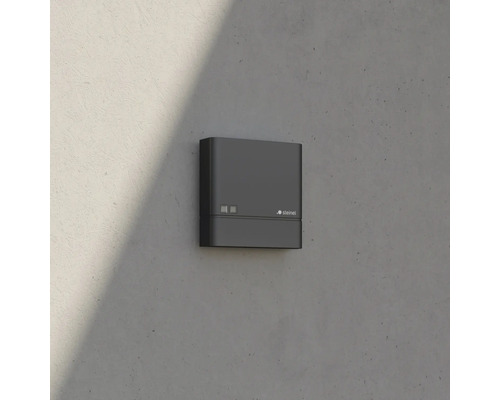 Steinel Logo auf einem Bewegungsmelder an der Wand