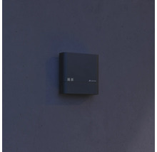 Steinel Logo auf einer Aussenleuchte mit Bewegungsmelder an einer Wand