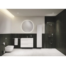 Salle de bains moderne avec toilettes, lavabo, miroir et douche