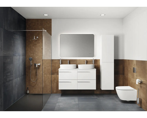Salle de bains lumineuse avec douche, double vasque, miroir, toilettes et meubles de salle de bains