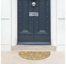 Halbrunde Fußmatte vor einer Haustür mit Punktmuster