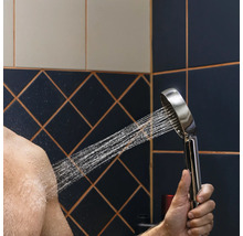 Homme sous la douche avec douchette à main