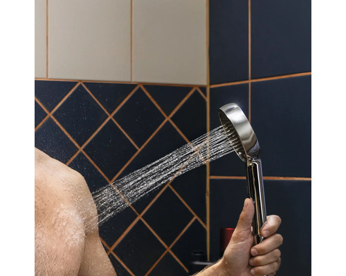 Homme sous la douche avec douchette à main