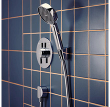 Ensemble de douche avec douchette à main et robinet thermostatique sur un mur carrelé
