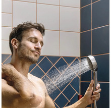 Homme sous la douche avec douchette à main