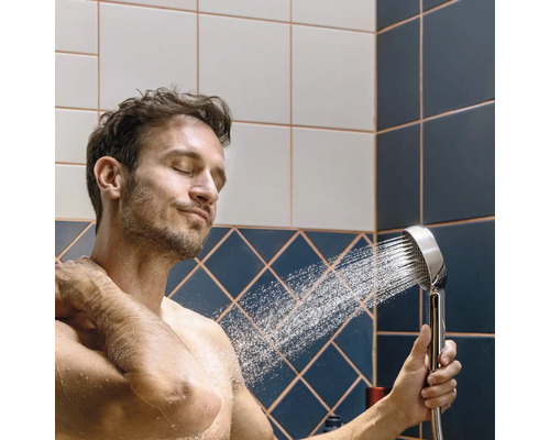 Homme sous la douche avec douchette à main