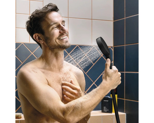 Homme sous la douche avec douchette à main