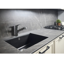 Évier de cuisine avec robinet dans une cuisine moderne