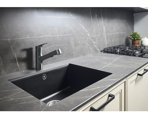 Évier de cuisine avec robinet dans une cuisine moderne