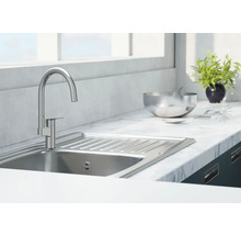 Évier de cuisine avec robinet sur un plan de travail