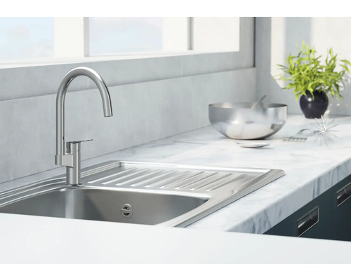 Évier de cuisine avec robinet sur un plan de travail