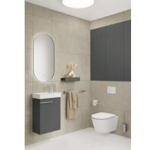 Salle de bains avec lavabo, miroir, toilettes et solutions de rangement.