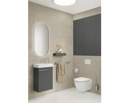 Salle de bains avec lavabo, miroir, toilettes et solutions de rangement.