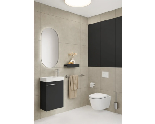 Salle de bain moderne avec lavabo, miroir, toilettes et étagère