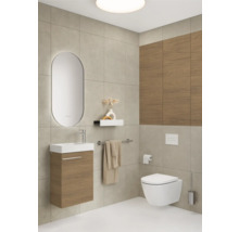 Salle de bains moderne avec meuble-lavabo, miroir, toilettes et porte-serviettes.