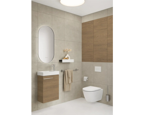 Salle de bains moderne avec meuble-lavabo, miroir, toilettes et porte-serviettes.