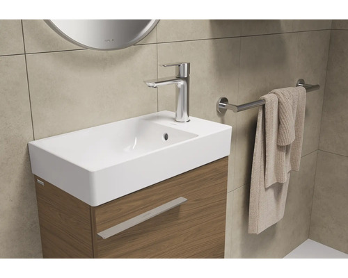 Salle de bain avec lavabo, meuble sous-lavabo, robinet et porte-serviettes