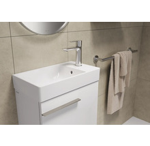 Meuble-lavabo avec robinet et porte-serviettes dans la salle de bains